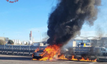 Auto in fiamme nel parcheggio dell'Autogrill lungo la A4 a Osio Sopra: foto e video