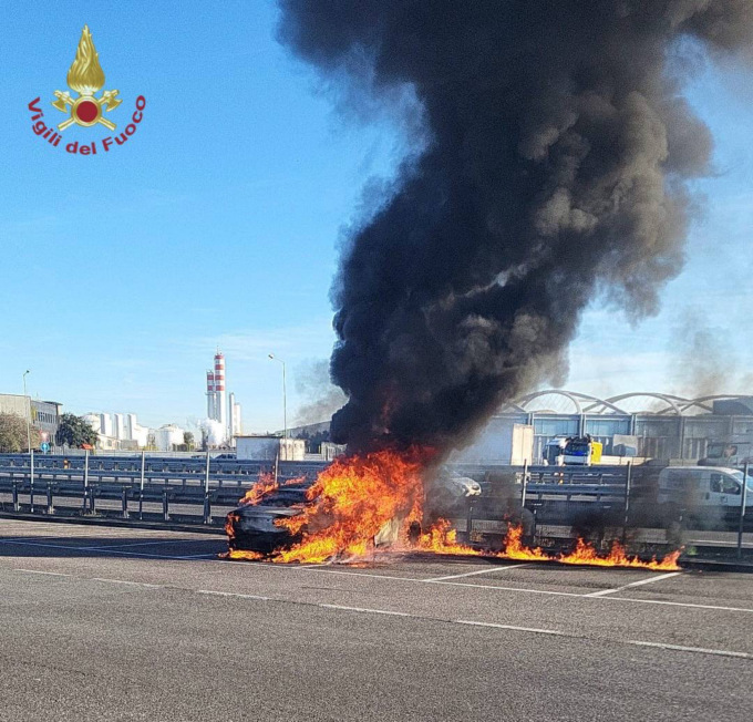 Auto in fiamme nel parcheggio dell’Autogrill lungo la A4 a Osio Sopra: foto e video