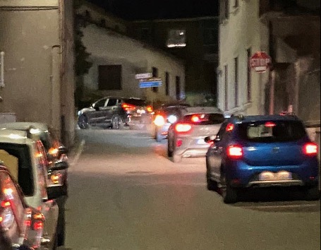 Pontesecco: la scappatoia (disperata) di via Castagneta per evitare le code