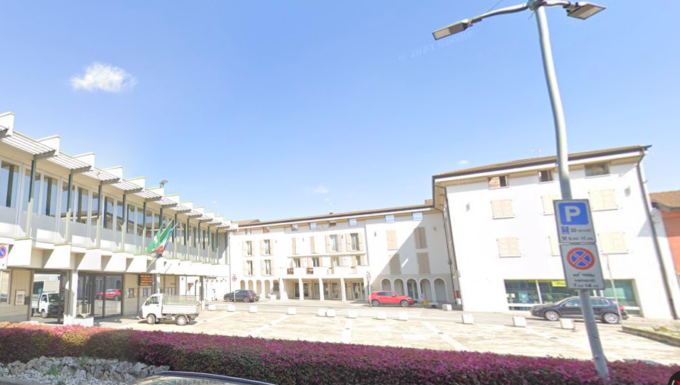 Usano i tombini per sfondare i negozi: come agisce la banda di ladri che ha colpito a Cividate