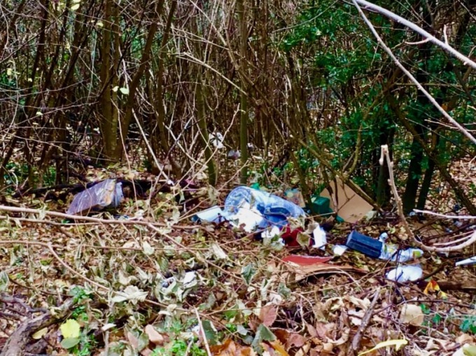 Rifiuti abbandonati ad Alzano, sulla strada che porta a Brumano: caccia al colpevole