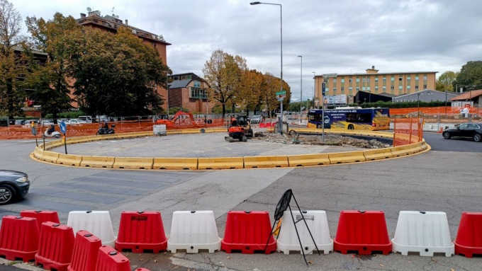 Nuovo rondò tra via Autostrada e via Carnovali, la fontana centrale sarà finita a febbraio