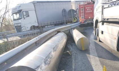 Autostrada A4, camion perde il carico all'altezza del casello di Seriate