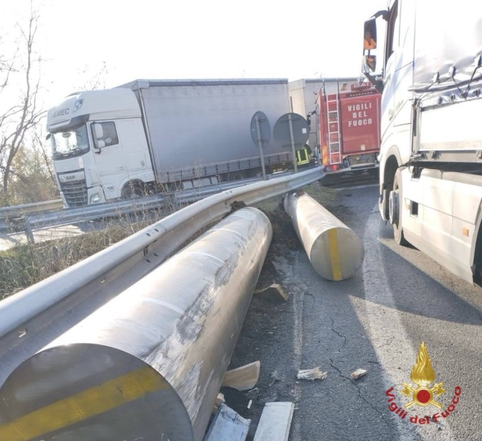 Autostrada A4, camion perde il carico all’altezza del casello di Seriate