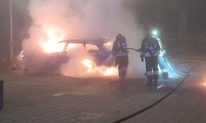Incendio nella notte, coinvolta un'auto a Villa d'Adda