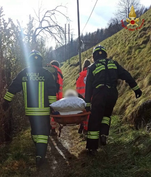 Anziana rimane isolata dopo uno smottamento ad Ardesio, intervengono i vigili del fuoco