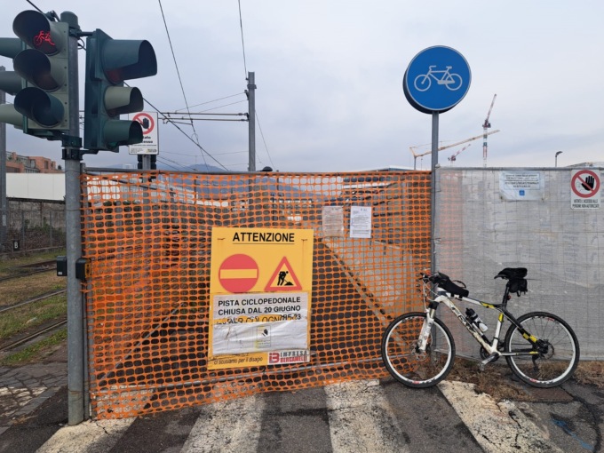 Protesta dei cittadini di Redona: «Pista ciclabile chiusa per il cantiere da giugno»
