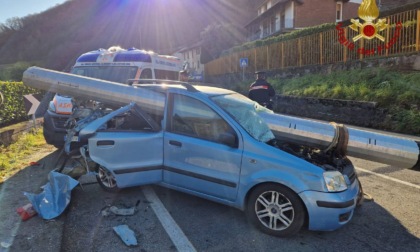 Auto trapassata da un palo di ferro caduto da un camion a Strozza: 72enne ferita
