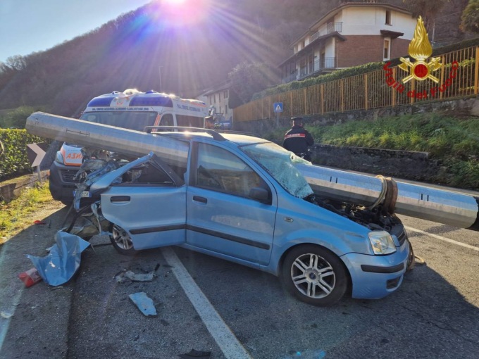 Auto trapassata da un palo di ferro caduto da un camion a Strozza: 72enne ferita
