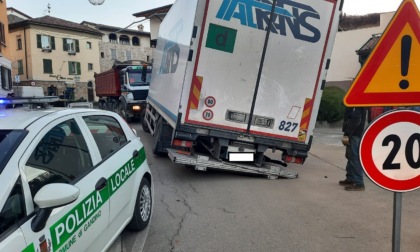 Cedimento dell'asfalto, un camion resta bloccato a Gandino