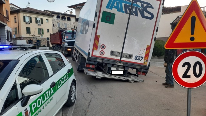 Cedimento dell’asfalto, un camion resta bloccato a Gandino