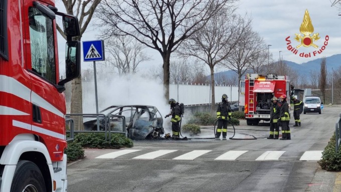 Auto in fiamme a Valbrembo, intervengono i vigili del fuoco: incendio domato, la causa forse il motore