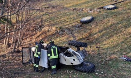 Zogno, trattore si ribalta: contadino resta intrappolato. Ferito grave