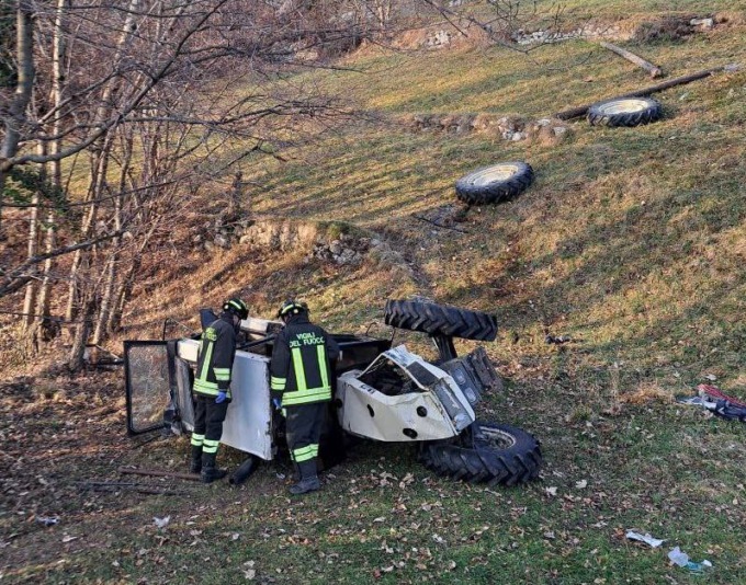 Zogno, trattore si ribalta: contadino resta intrappolato. Ferito grave