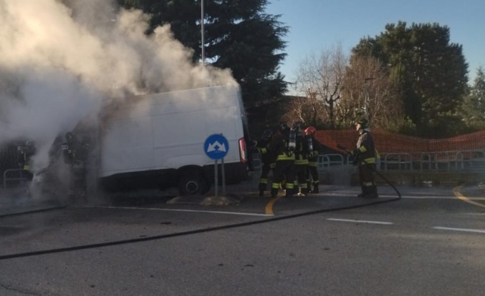 Furgone in fiamme a Cologno, vigili del fuoco in azione
