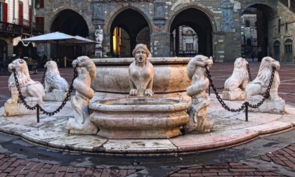 La fontana del Contarini è già annerita. Il Comune: arriva l'idropulitrice