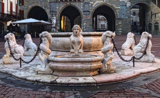 La fontana del Contarini è già annerita. Il Comune: arriva l’idropulitrice