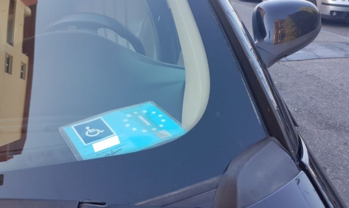 Disabile lascia l’auto fuori dai parcheggi riservati (tutti occupati): i vigili chiamano il carro attrezzi