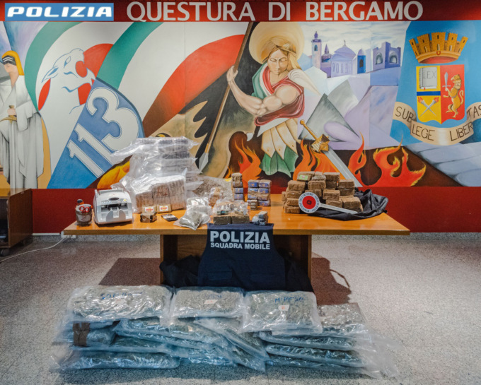 Pedrengo, arrestato ventenne albanese: ritrovati nel garage 75 chili di droga