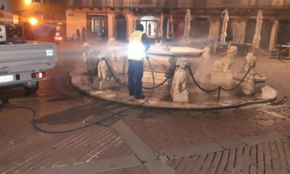 Ripulita la fontana del Contarini con l'idropulitrice: adesso è tornata a splendere