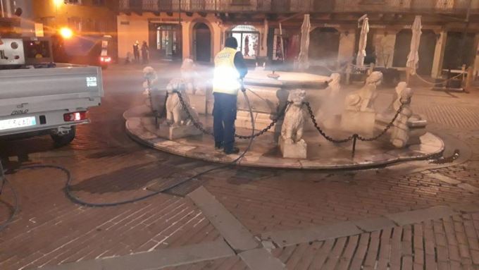 Ripulita la fontana del Contarini con l’idropulitrice: adesso è tornata a splendere