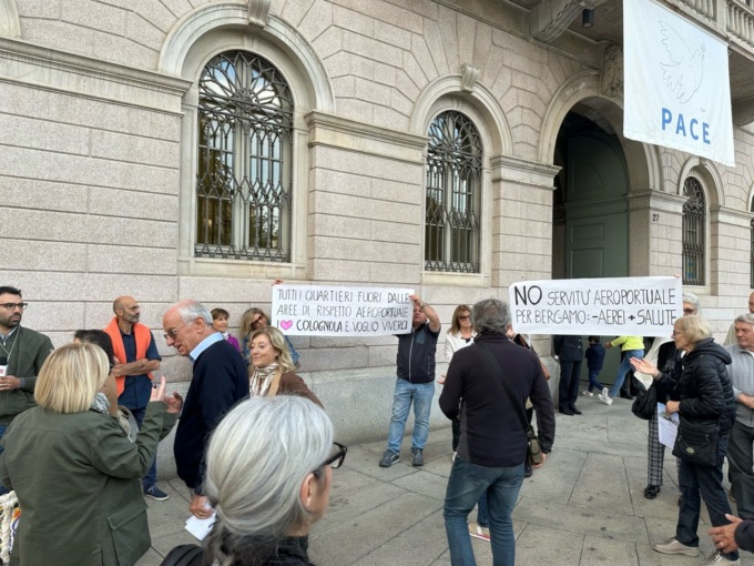 La disperata lettera dei Comitati al vescovo: «Sull’aeroporto ci ascolti almeno lei»