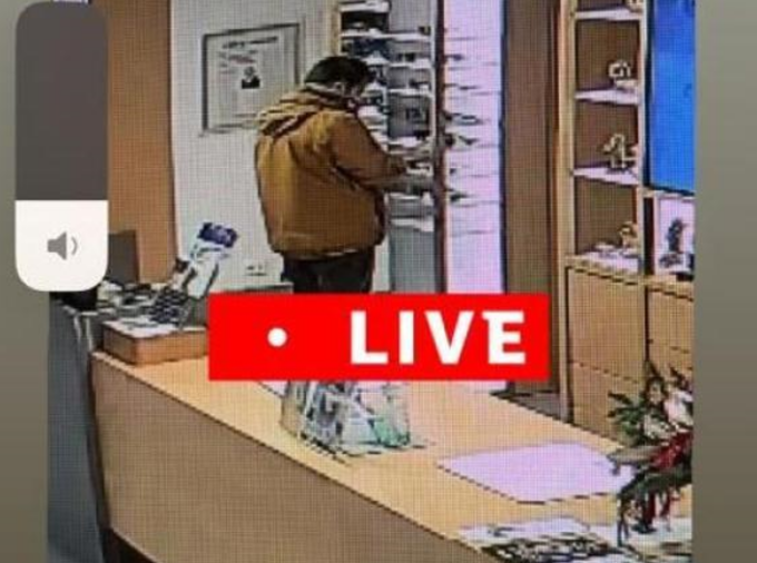 Ladro ruba nel negozio di Nicola Viscardi. E lui pubblica il video (poi rimosso) sui social