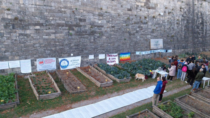 Orto sociale sotto le Mura, gli striscioni erano già stati tolti: «Un’iniziativa della Curia»