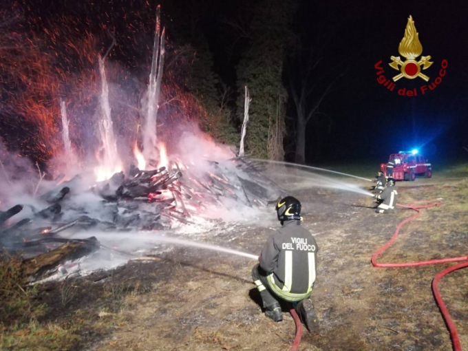 Le foto dell’incendio scoppiato la scorsa notte nel Parco dell’Oglio, a Pumenengo