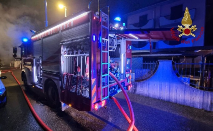 In fiamme un deposito a Ghisalba: prende fuoco anche un furgone