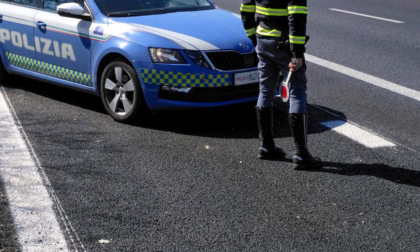 Anziana investita a Cologno: è grave. Camioniosta "curioso" scende senza tirare il freno a mano: auto tamponate