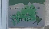 Atti vandalici contro la Lega a Pontida: scritte al pratone e spray sulla targa per Maroni