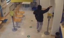 Il video della rapina sventata all'ufficio postale di Mozzo: 45enne in manette