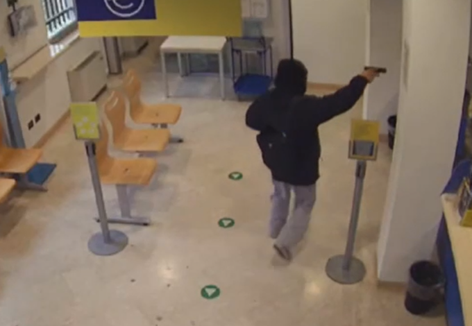 Il video della rapina sventata all’ufficio postale di Mozzo: 45enne in manette
