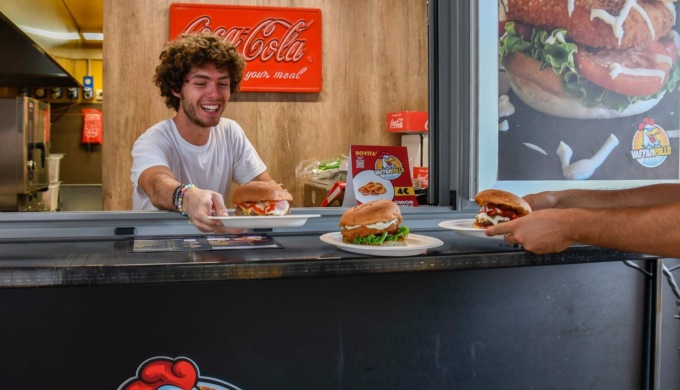 Vaffanpollo, scommessa vinta con grinta e qualità: il successo della rosticceria e hamburgeria