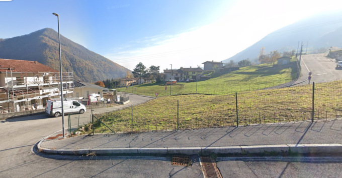 Investita dalla sua stessa auto su una strada in discesa: grave una 33enne di Strozza