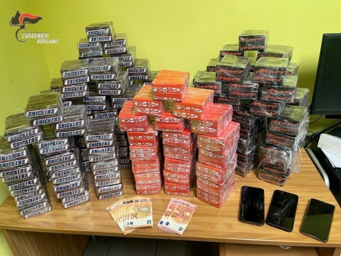 Auto fermata a Lurano: nel bagagliaio 80 chili di hashish in confezioni da snack