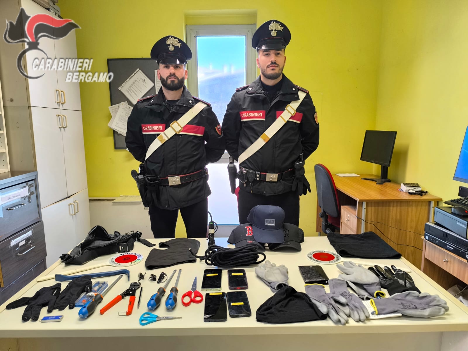 Arrestati e clearance vestiti orari