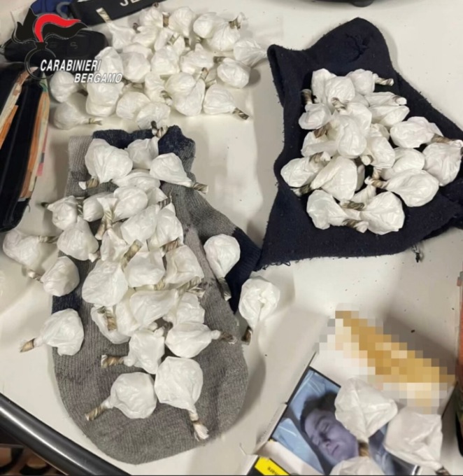 Scoperti con la droga nel parcheggio di Oriocenter: arrestati due giovani