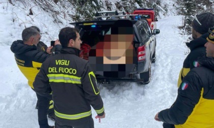 Il carro funebre si perde nella neve tra Sondrio e Bergamo: autista in ipotermia