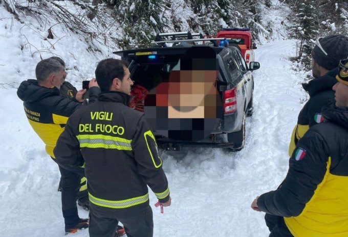Il carro funebre si perde nella neve tra Sondrio e Bergamo: autista in ipotermia