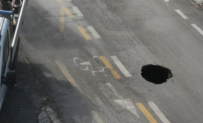 Buca in mezzo alla carreggiata: chiusa via Locatelli a Piazza Brembana