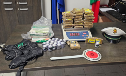 Blitz della polizia locale a Martinengo: sequestrati 6 chili di hashish, cosmetici e siringhe di botulino