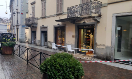 Treviglio, grosso furgone colpisce e fa crollare un balcone in via Roma