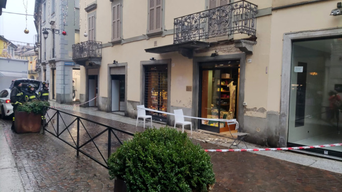 Treviglio, grosso furgone colpisce e fa crollare un balcone in via Roma