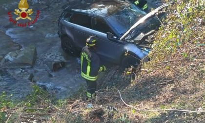 Auto finisce in una scarpata di 15 metri a Cisano. Non ci sono feriti gravi