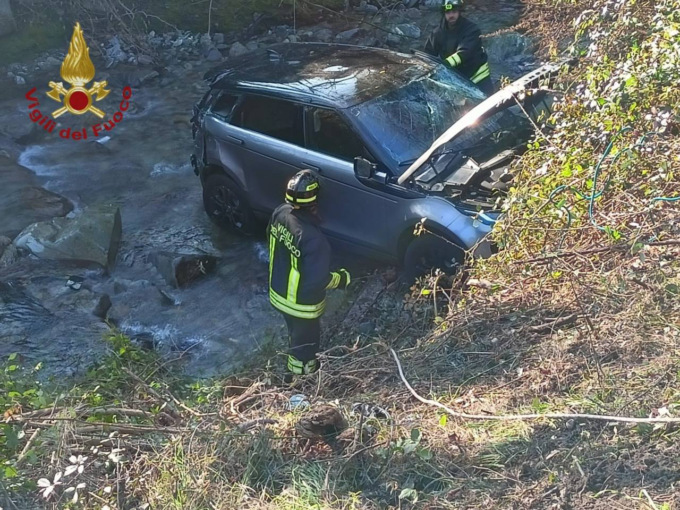 Auto finisce in una scarpata di 15 metri a Cisano. Non ci sono feriti gravi