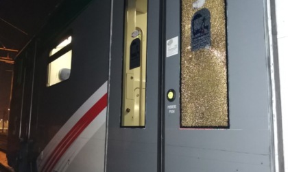 Treni assaltati e vetri distrutti sulla linea S6: dal 26 gennaio viaggeranno meno carrozze