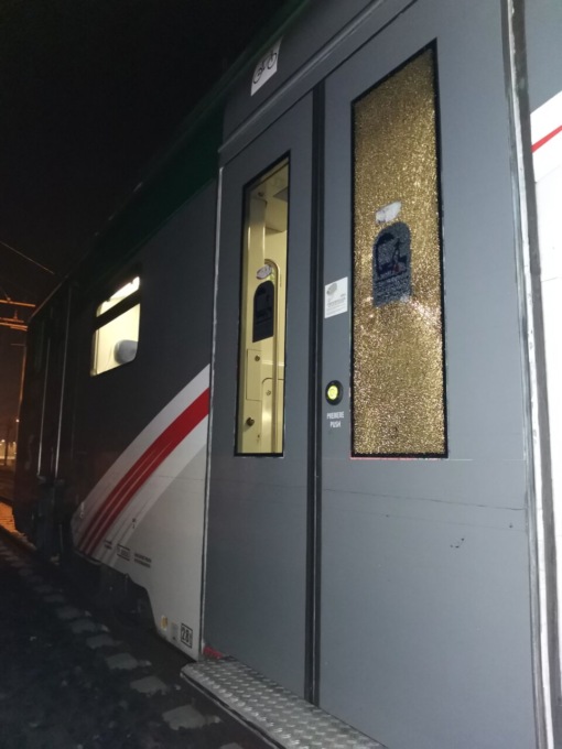 Treni assaltati e vetri distrutti sulla linea S6: dal 26 gennaio viaggeranno meno carrozze