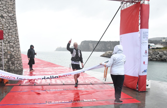 Luca Carrara di Scanzorosciate trionfa alla Corsa della Bora, a Trieste